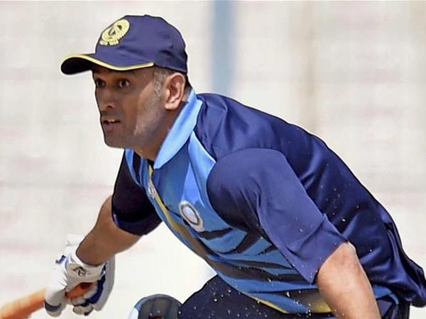 ధోనీ.. దిశానిర్దేశం చేస్తున్నాడని