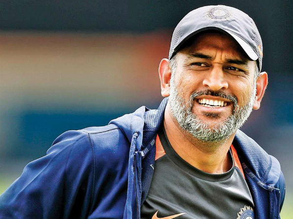 చేతికి ఇవ్వమని కెప్టెన్ రోహిత్కు ధోనీనే చేతికి ఇవ్వమని కెప్టెన్ రోహిత్కు ధోనీనే