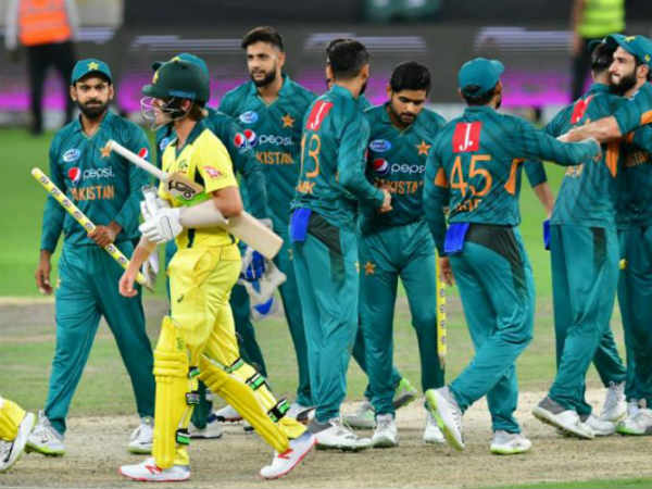 ఇంటర్వెల్స్‌తో ఆసీస్ జట్టు వికెట్లు కోల్పోతూనే 