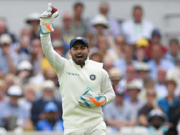  బౌలర్‌ టర్న్‌ తీసుకొనే వరకు కూర్చొని 