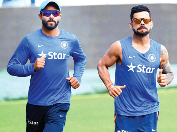  బౌండరీకి వెళ్తున్న దాన్ని నిలువరించేందుకు: