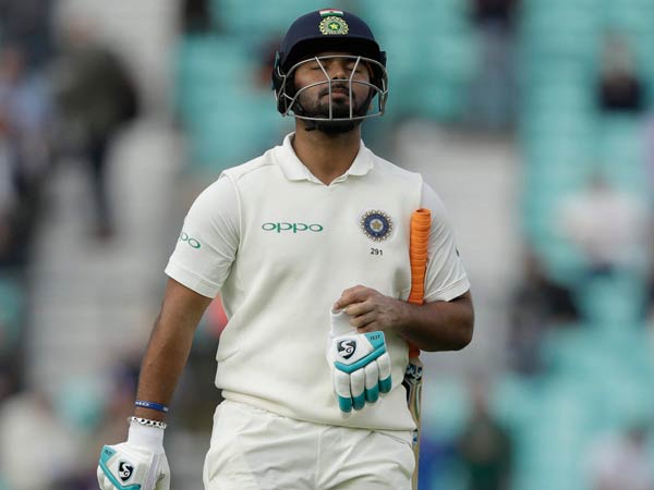 స్కూల్‌ స్థాయిలో ఆడిన క్రికెట్‌ జట్టుతో 