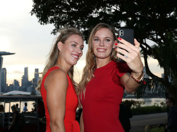 సెల్ఫీ తీసుకుంటున్న ఏంజెలిక్ కెర్బర్, కరోలిన్ ఓజ్నియాకీ 