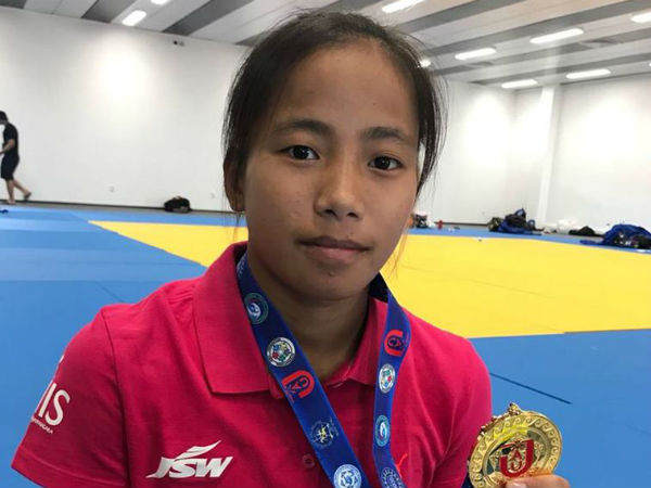 స్నేహితులతో చిన్నచిన్న పోరాటాలు 