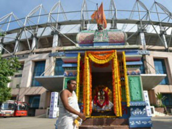  2005లో స్టేడియం ప్రారంభమైనప్పుడు ఈ ఆలయం లేదు