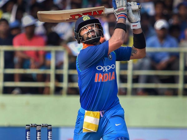 కోహ్లీ కెరీర్‌లో 10వేల పరుగులు పూర్తి 