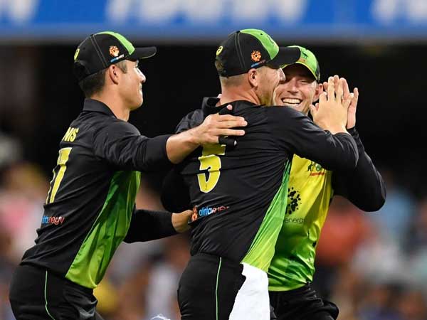 మ్యాచ్‌ని 17 ఓవర్లకు కుదించిన అంఫైర్లు