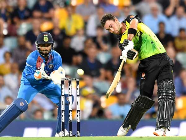 రెండు క్యాచ్‌లు జారవిడిచిన భారత ఫీల్డర్లు