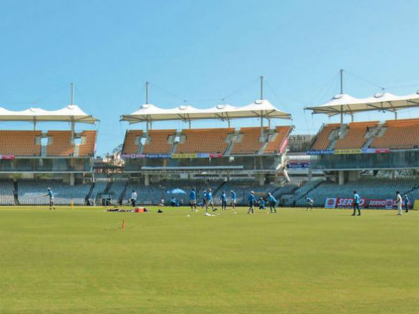 ఆందోళనకారులపై పోలీసులు లాఠీఛార్జి 