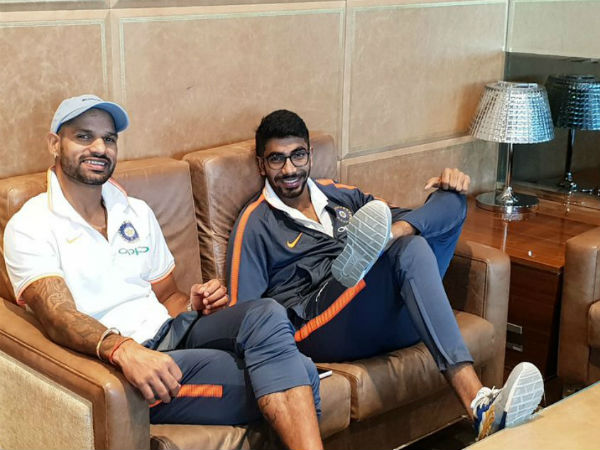 కెమెరాకు ధావన్-బుమ్రా ఫోజు కెమెరాకు ధావన్-బుమ్రా ఫోజు