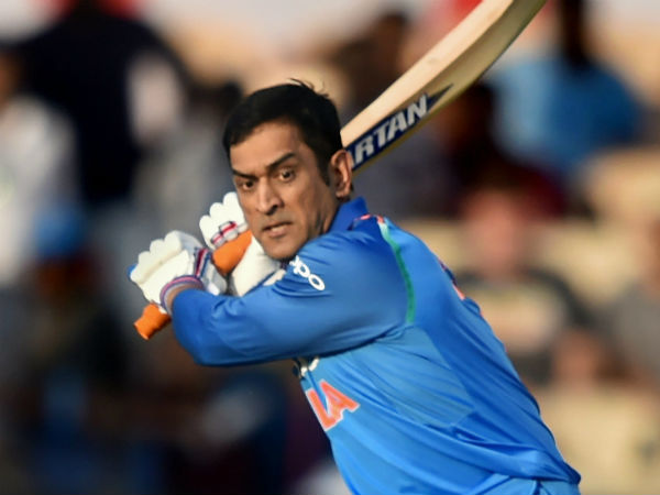 ధోనికి మాత్రం ఆ అవకాశం ఎందుకు ఇవ్వలేదంటూ