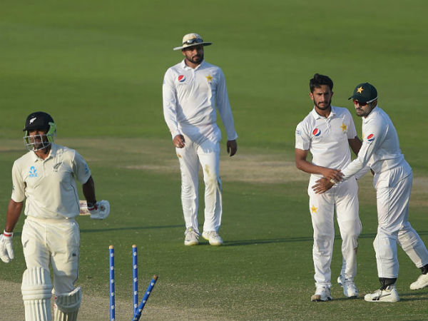 మూడు పరుగుల తేడాతో.. మూడు పరుగుల తేడాతో..