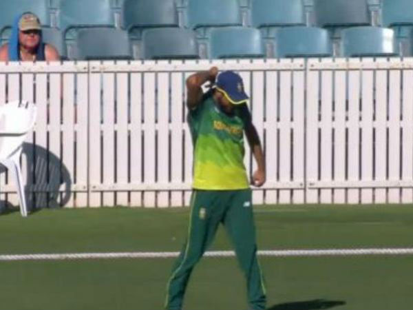 ముందు అంపైర్‌ను చూడు