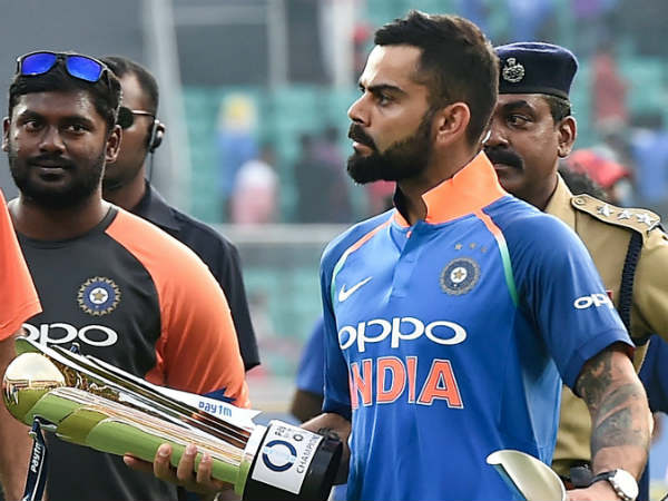  ధోని క్రీజులోకి వస్తాడని అంతా ఆశించిన అభిమానులు
