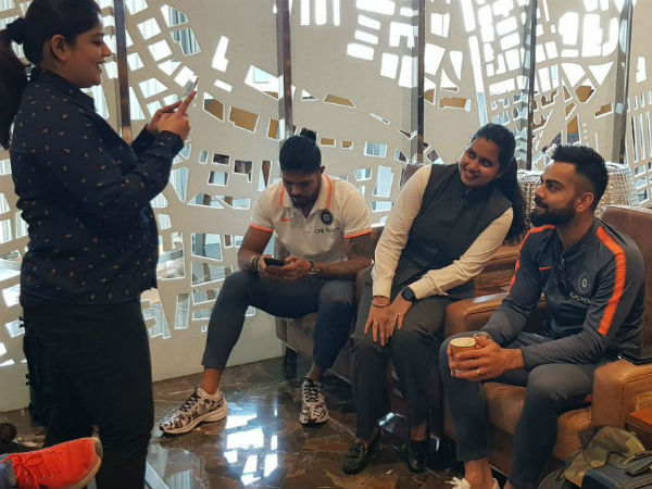 అభిమానితో కోహ్లీ ఫోజు అభిమానితో కోహ్లీ ఫోజు