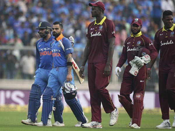 నోబాల్ అంటూ చెయ్యి లేపిన ఫీల్డ్ అంపైర్ 