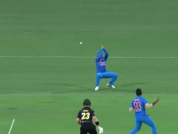 ఫించ్‌ ఇచ్చిన సులభమైన క్యాచ్‌ను కోహ్లి 