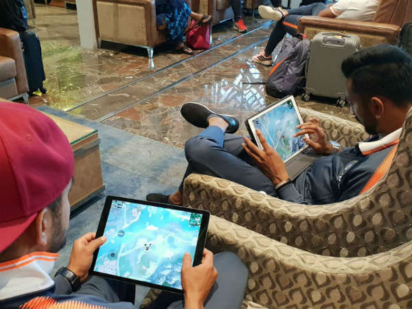 గేమ్ ఆడుతూ బిజీగా మనీష్-కృనాల్ పాండ్యా గేమ్ ఆడుతూ బిజీగా మనీష్-కృనాల్ పాండ్యా