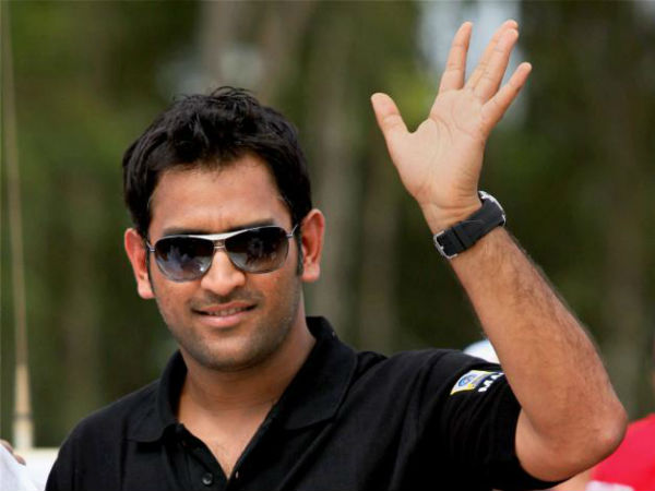 35 అడుగుల భారీ కటౌట్‌ను ఏర్పాటు చేసిన ధోని అభిమానులు