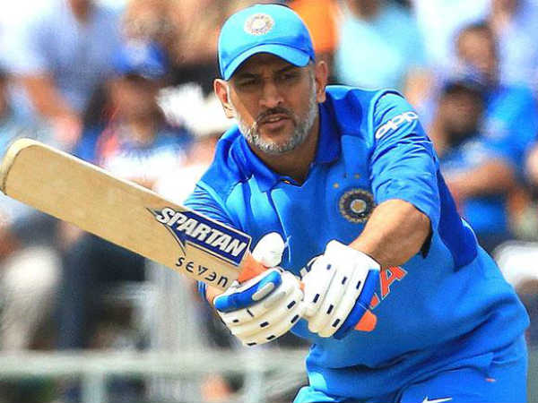 పది వేల క్లబ్ చేరేందుకు ధోనీ ఎదురుచూపులు: 