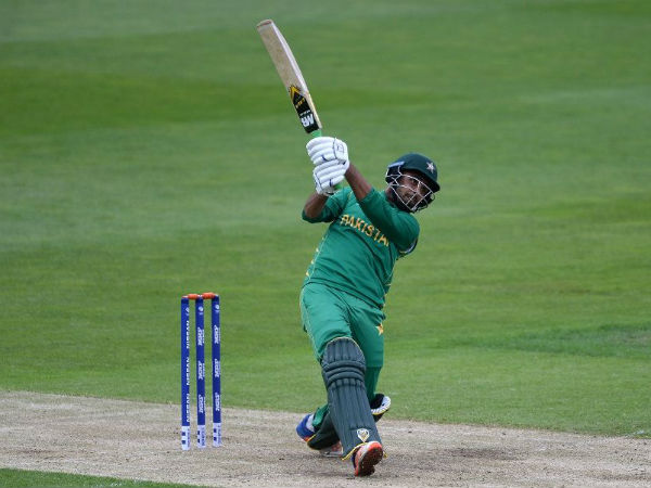 స్క్వేర్‌లెగ్ దిశగా పాక్ బ్యాట్స్‌మెన్ అష్రప్ 