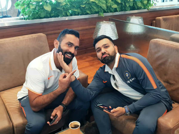 ఫోటోలకు రోహిత్-దినేశ్ కార్తీక్ ఫోజు ఫోటోలకు రోహిత్-దినేశ్ కార్తీక్ ఫోజు