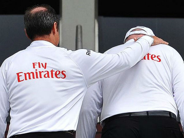 నిరసన వ్యక్తం చేసిన బౌలర్