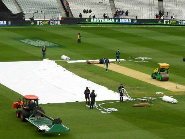  వర్షపు చినుకులు బంతిపై పడటంతో 