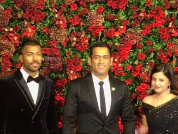 ఫొటోగ్రాఫ్స్ కోసం ఫోజులిచ్చేటప్పుడు