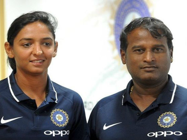 కోచ్‌గా రమేశ్‌ పొవార్‌ను కొనసాగించమని