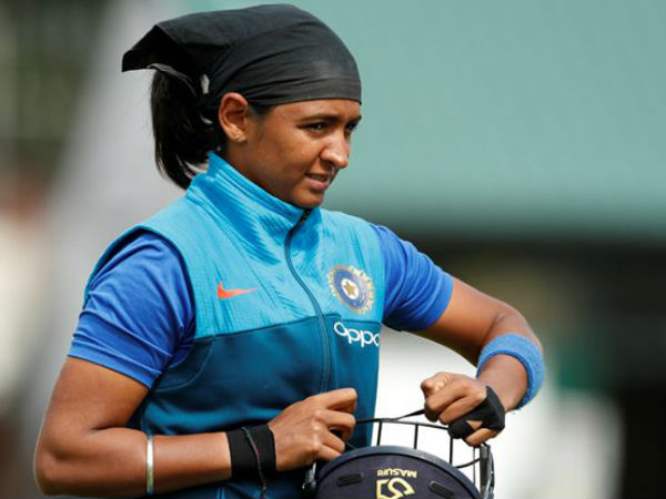 రమేశ్ పొవార్‌ను కోచ్‌గా కొనసాగించాలని కోరుతూ: