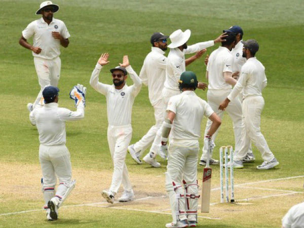 మూడు వికెట్లు తీసిన షమీ, అశ్విన్