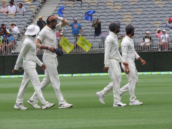 ఓవర్‌నైట్ స్కోరు 277/6తో తొలి ఇన్నింగ్స్‌ 