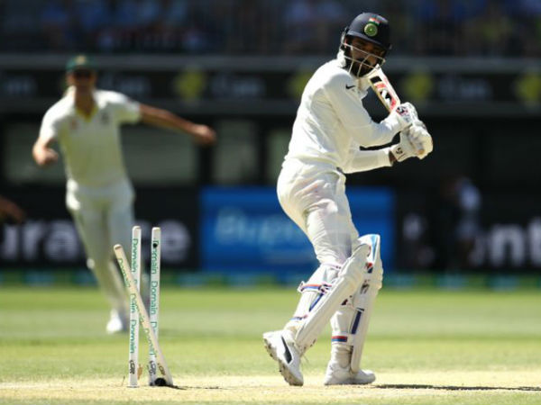 తొలి ఓవర్ నాలుగో బంతికి కేఎల్ రాహుల్ క్లీన్ బౌల్డ్ తొలి ఓవర్ నాలుగో బంతికి కేఎల్ రాహుల్ క్లీన్ బౌల్డ్