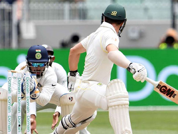 చొరవ తీసుకొని ఫీల్డింగ్‌ను సెట్ చేసిన పంత్