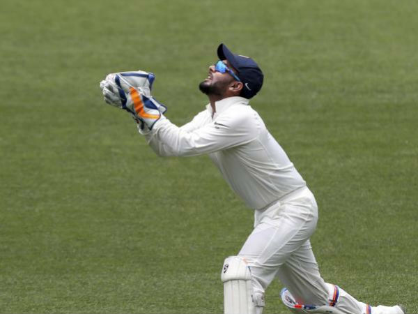 వికెట్ల పతనానికి అడ్డుకట్ట వేయాలని పాట్ కమిన్స్ 