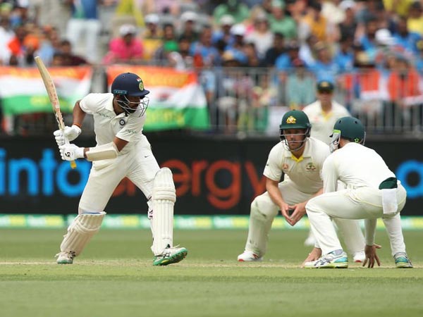 స్టార్క్ బౌలింగ్‌లో ఔటైన పుజారా 