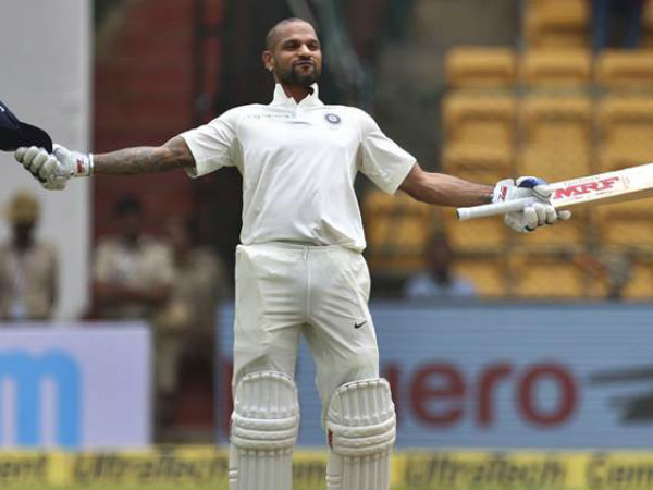 హోటల్‌లో ఆటగాళ్లతో కలిసి కనిపిస్తుండటం 