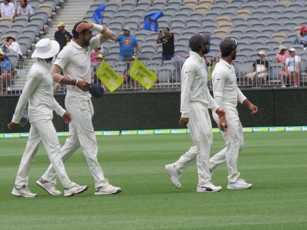  326 పరుగులకి ఆలాటైన ఆస్ట్రేలియా 