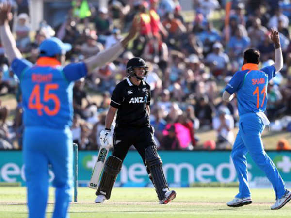 20 పరుగుల వ్యవధిలో మూడు వికెట్లు కోల్పోయిన కివీస్