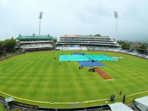 పాము రావడంతో నిలిచిన మ్యాచ్