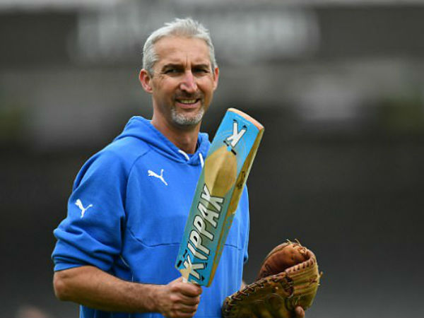 సిడ్నీలో ధోని నెమ్మదిగా