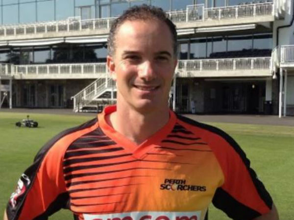 అదే బంతికి మైకేల్‌ క్లింగర్‌ ఔట్