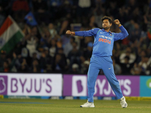 325 పరుగుల లక్ష్యంతో బరిలోకి