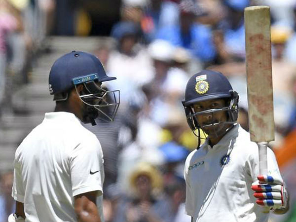 క్రీజులోకి వచ్చిన పుజారాతో