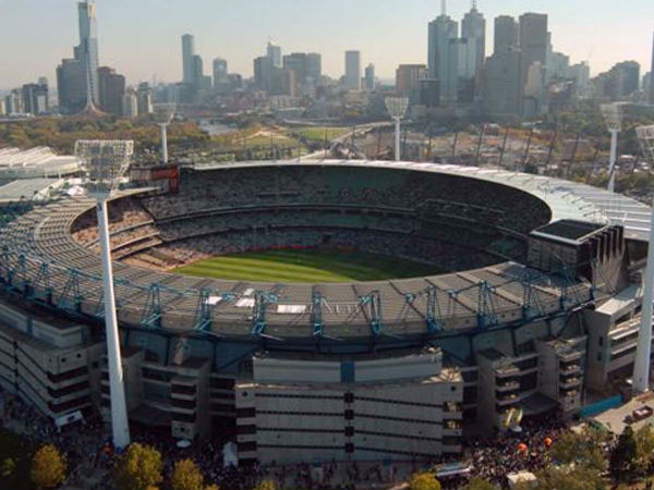 మీ వీసాలు చూపించండి అంటూ హాహాకారాలు