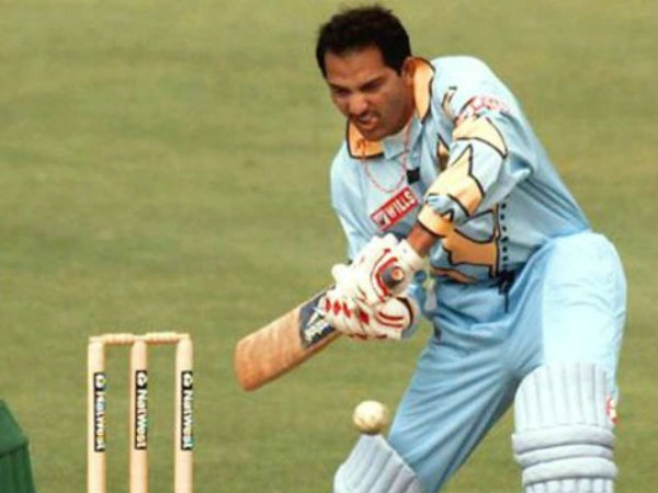 అజహరుద్దీన్ సరసన ధోని