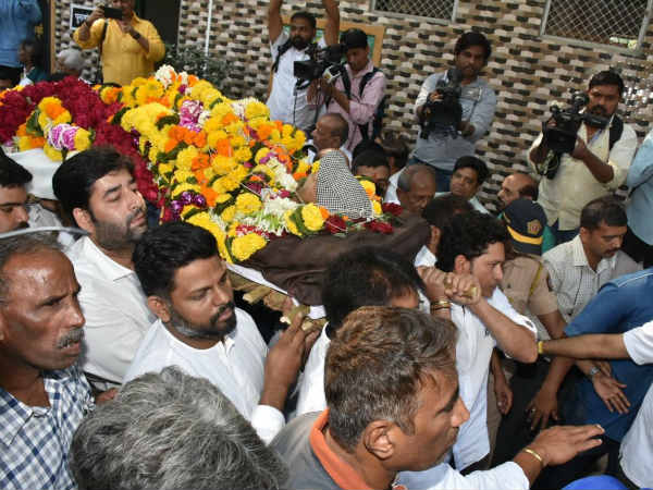 మధ్యలోనే వదిలేసిన అచ్రేకర్