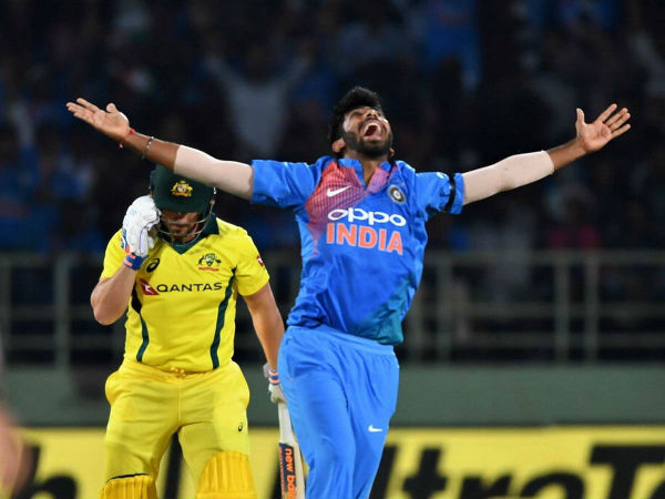 వికెట్ సైతం అమాంతం గాల్లోకి ఎగిరింది