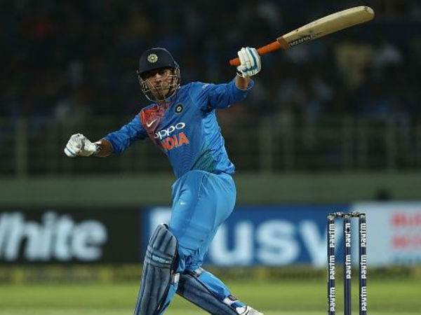 ఒకే ఒక్క బౌండరీ బాదిన ధోని